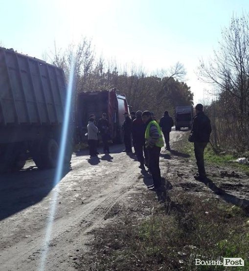 Сміттєвий скандал: у Ківерцівському районі спіймали фури з луцькими відходами. ФОТО