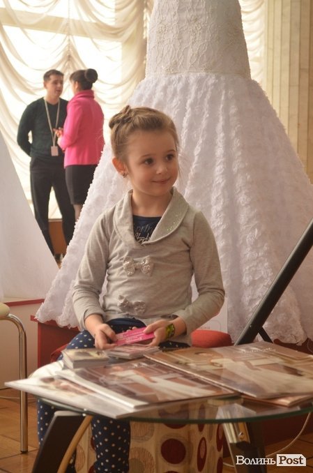 У Луцьку показали «весілля по-новому». ФОТО