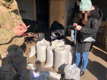 На Рівненщині у будинках двох чоловіків знайшли бурштину на майже 2 мільйона гривень. ФОТО