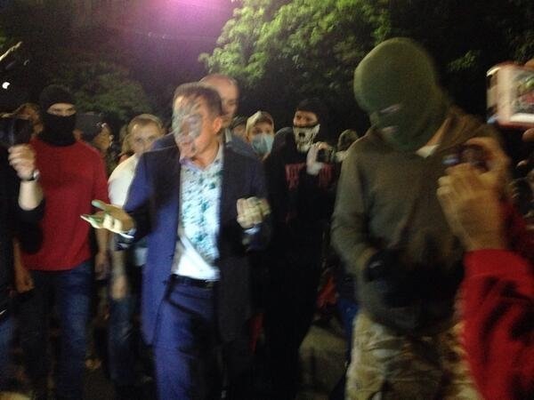 Під посольством Росії нардепа облили зеленкою. ФОТО