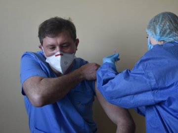 «Альтернативи немає», – перший вакцинований медик з Волині закликає робити щеплення від ковіду