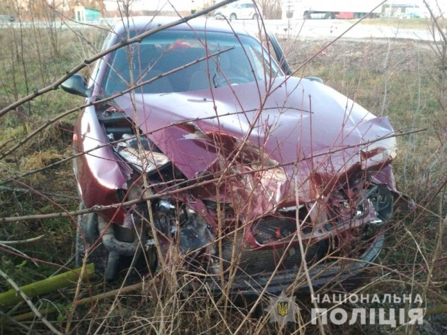 На автодорозі «Київ-Чоп» зіткнулися молоковоз та легковик: останнього відкинуло у кювет. ФОТО