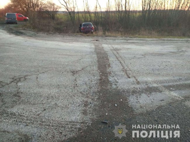 На автодорозі «Київ-Чоп» зіткнулися молоковоз та легковик: останнього відкинуло у кювет. ФОТО