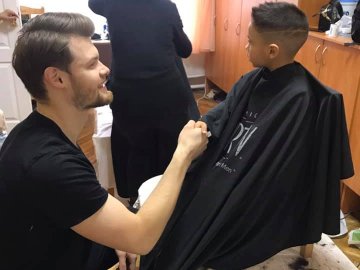 Луцькі стилісти робили зачіски вихованцям дитбудинку. ФОТО