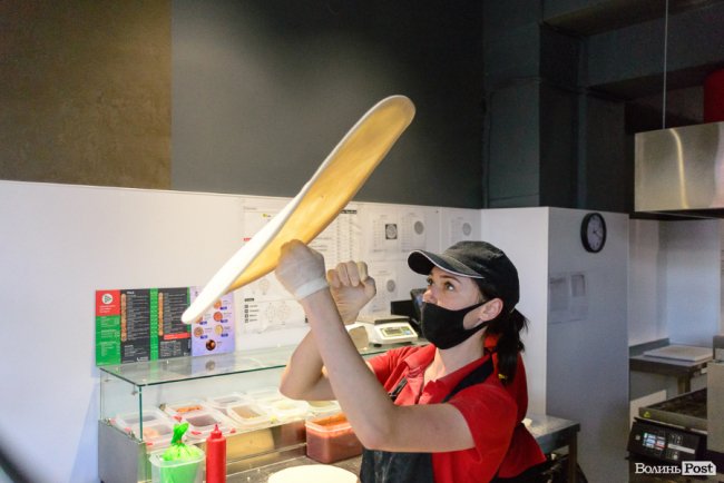 «Готуємо як для себе»: у Луцьку відкрили заклад відомої мережі «Pronto Pizza and Sushi Pro». ФОТО*