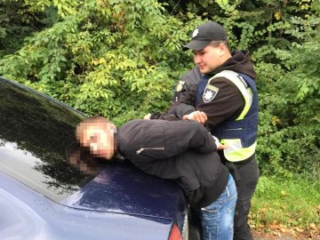 Вистрибнула з авто на ходу: на Львівщині озброєні хлопці напали на дівчину, яку підвозили. ВІДЕО