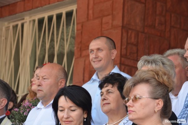 Депутати Луцькради вручили подарунки школярам, які вчились на відмінно. ФОТО