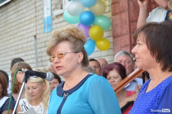 Депутати Луцькради вручили подарунки школярам, які вчились на відмінно. ФОТО