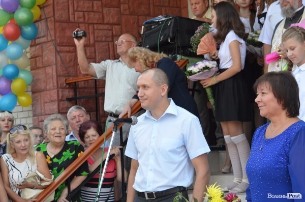 Депутати Луцькради вручили подарунки школярам, які вчились на відмінно. ФОТО