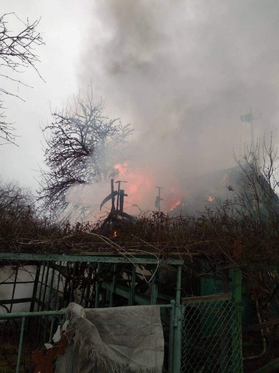 Вогонь знищив більшу частину будівлі: на Волині горіла дача.ФОТО