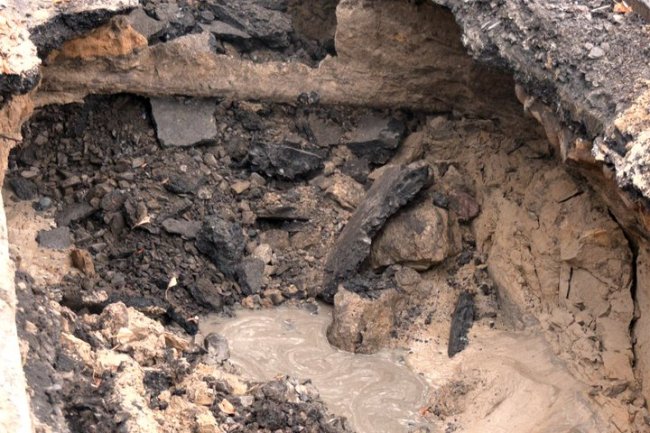 У Луцьку комунальники два дні шукали прихований порив водогону на Винниченка 