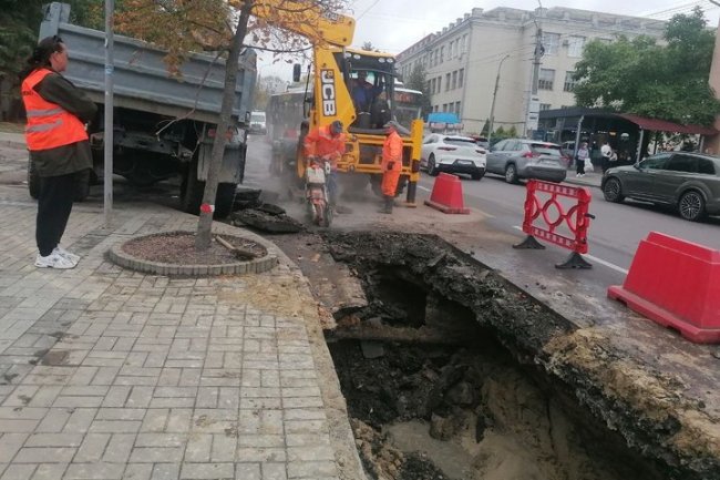 У Луцьку комунальники два дні шукали прихований порив водогону на Винниченка 