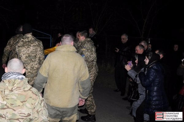 Померлого Героя Романа Луцюка село зустрічало на колінах. ФОТО. ВІДЕО