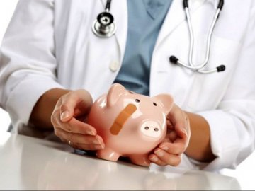 Держава не додала грошей на зарплати волинським медикам