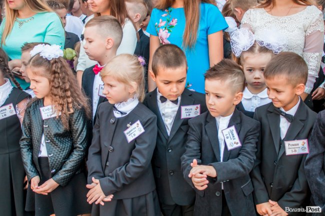 Квіти, вітання та усміхнені першачки: у луцькій школі №9 пролунав перший дзвоник. ФОТО