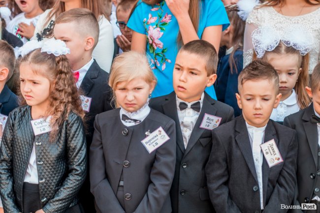 Квіти, вітання та усміхнені першачки: у луцькій школі №9 пролунав перший дзвоник. ФОТО