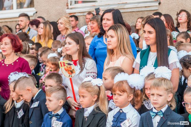 Квіти, вітання та усміхнені першачки: у луцькій школі №9 пролунав перший дзвоник. ФОТО