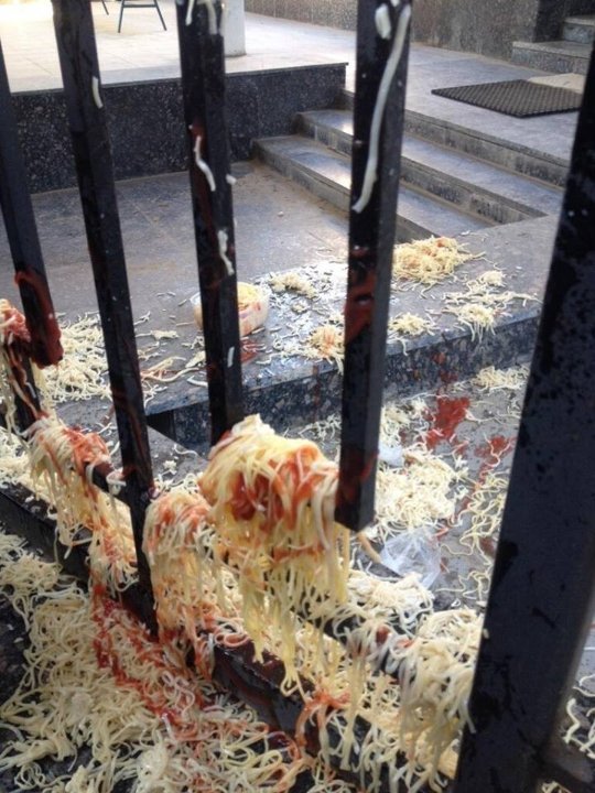 В Одесі консульство Росії закидали локшиною з кетчупом. ФОТО