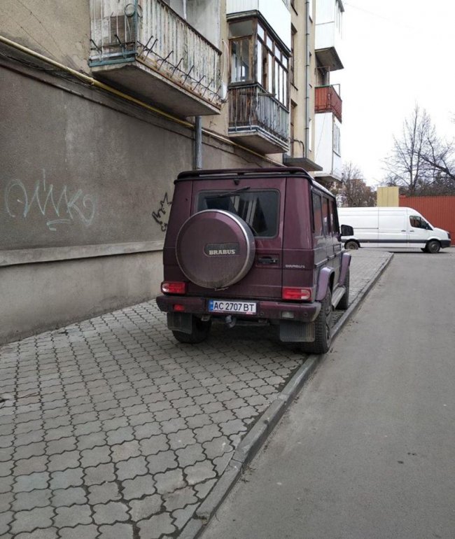 У Луцьку «автоандон» на джипі заблокував тротуар. ФОТО