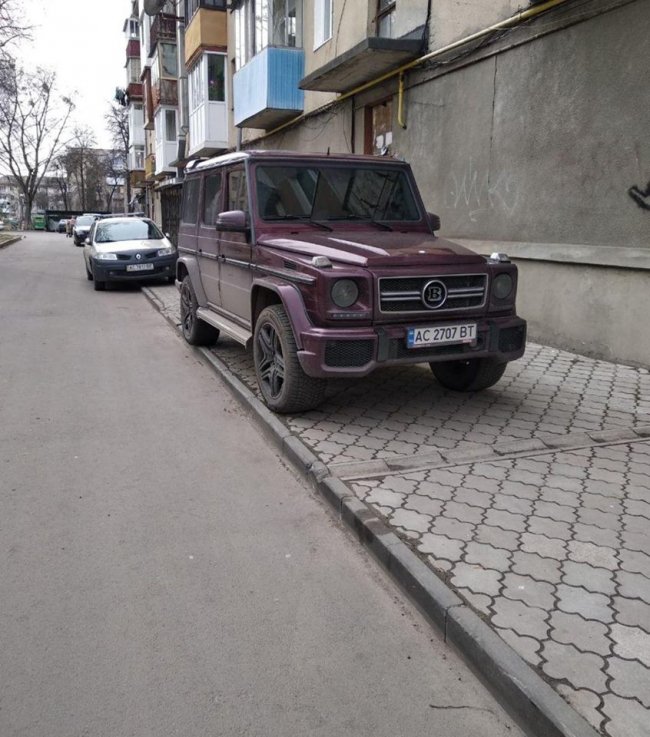 У Луцьку «автоандон» на джипі заблокував тротуар. ФОТО