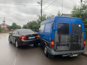 У Луцьку Toyota в'їхала у припарковану автівку