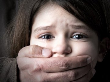 Тримали в шафі: батьки перетворили 13-річну доньку на секс-рабиню