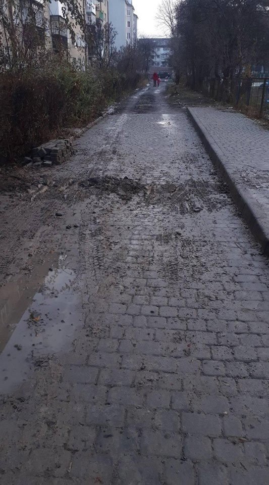 У Луцьку після ремонту теплотраси залишилася купа бруду. ФОТО