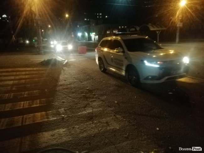 У Луцьку на перехресті вулиць зіткнулися  Volvo і Volkswagen, є потерпіла. ФОТО