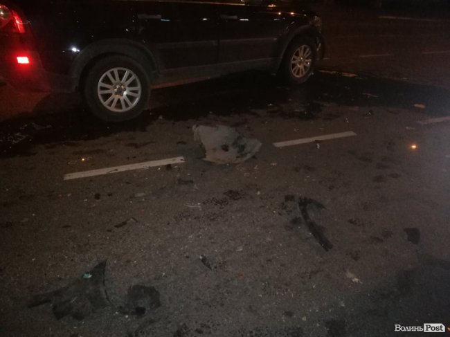 У Луцьку на перехресті вулиць зіткнулися  Volvo і Volkswagen, є потерпіла. ФОТО
