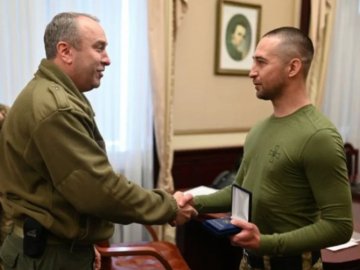 Автор легендарної фрази про «русский военный корабль» повернувся з полону 