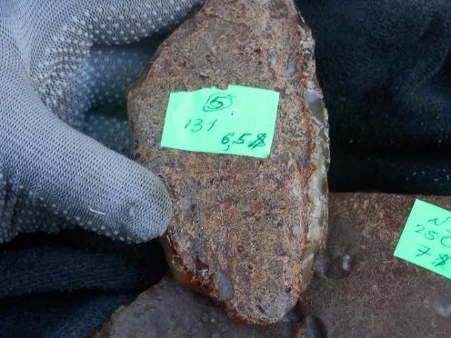 Контрабанда по-волинськи: замість подушки безпеки - понад кілограм бурштину. ФОТО