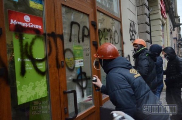 У Львові розмалювали банки регіоналів.ФОТО