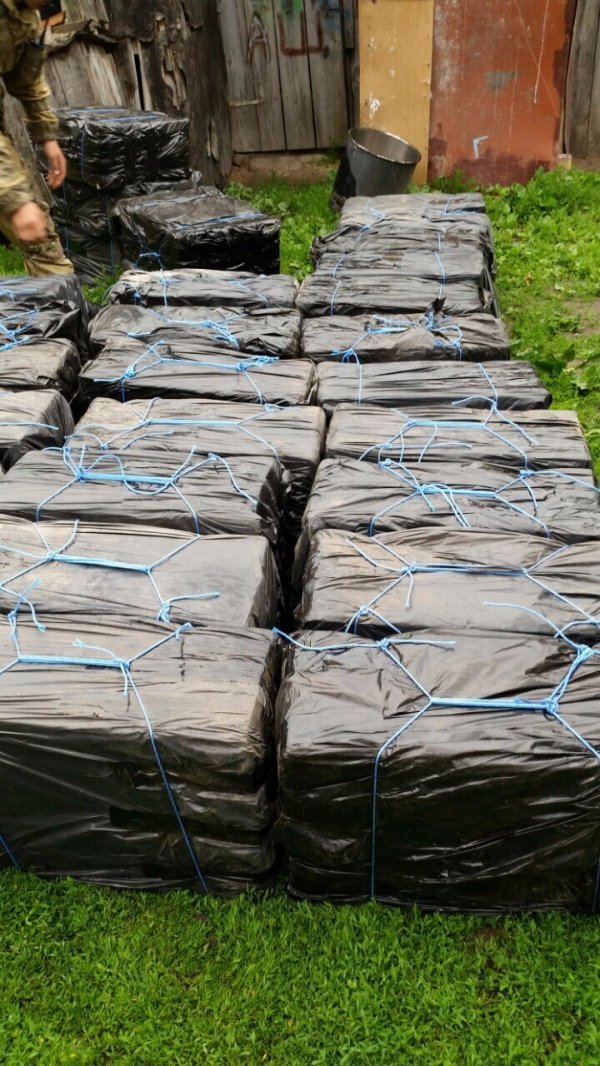 На Волині через річку намагались переправити контрабандні цигарки. ФОТО. ВІДЕО