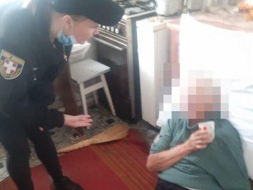 Жінка була знесиленою і не могла сама встати з підлоги: деталі порятунку волинянки із зачиненої квартири