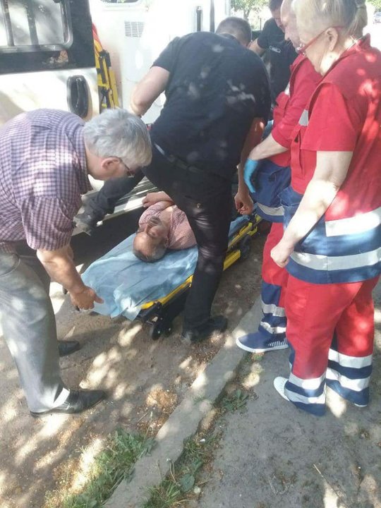 Був непритомним: у Луцьку виявили п'янючого чоловіка, який лежав на тротуарі. ФОТО