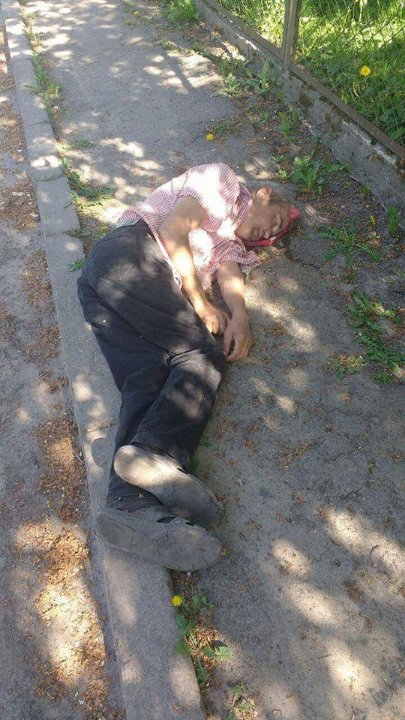 Був непритомним: у Луцьку виявили п'янючого чоловіка, який лежав на тротуарі. ФОТО