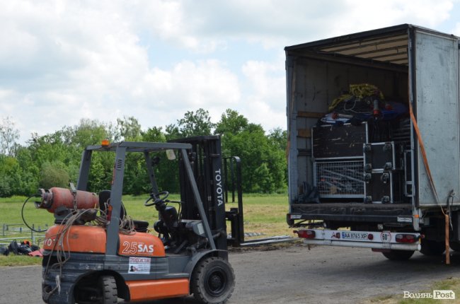 У Луцьку для Винника вже облаштовують сцену на іподромі. ФОТО