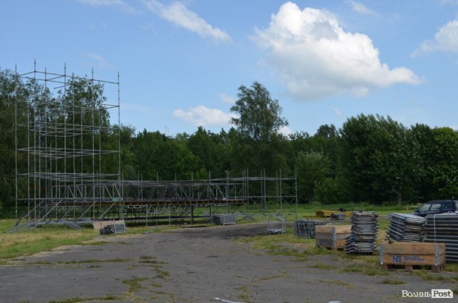 У Луцьку для Винника вже облаштовують сцену на іподромі. ФОТО