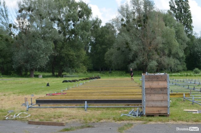 У Луцьку для Винника вже облаштовують сцену на іподромі. ФОТО