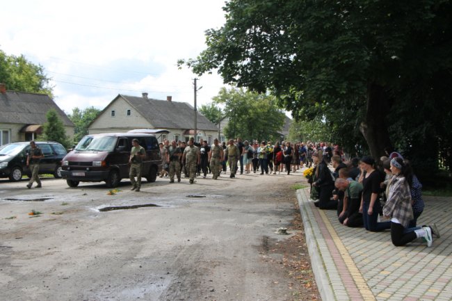 На Волині попрощалися із загиблим на війні  Героєм Леонідом Романцем. ФОТО