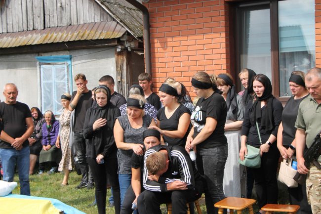 На Волині попрощалися із загиблим на війні  Героєм Леонідом Романцем. ФОТО