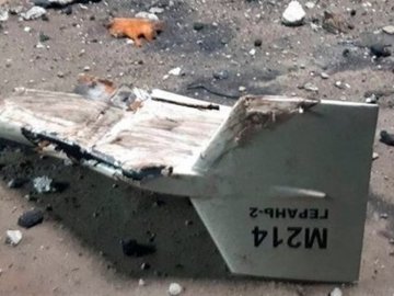 На Хмельниччині уламки збитого безпілотника впали на дах будинку