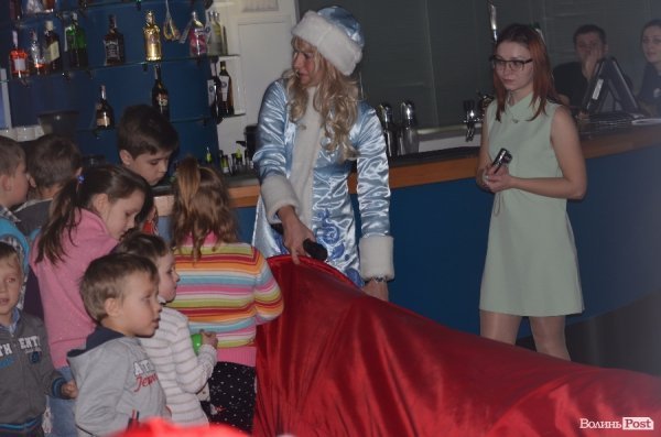 Луцький меценат Андрій Покровський влаштував різдвяне свято для соціально  незахищених діток