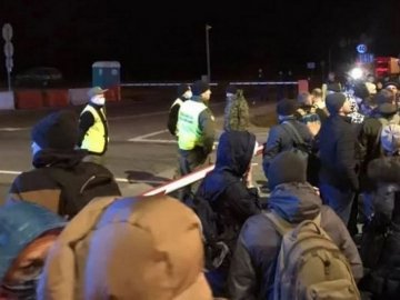 На пункті пропуску «Ягодин-Дорогуськ» застрягло майже 300 людей