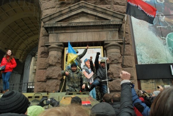 Майдан святкує. ФОТО