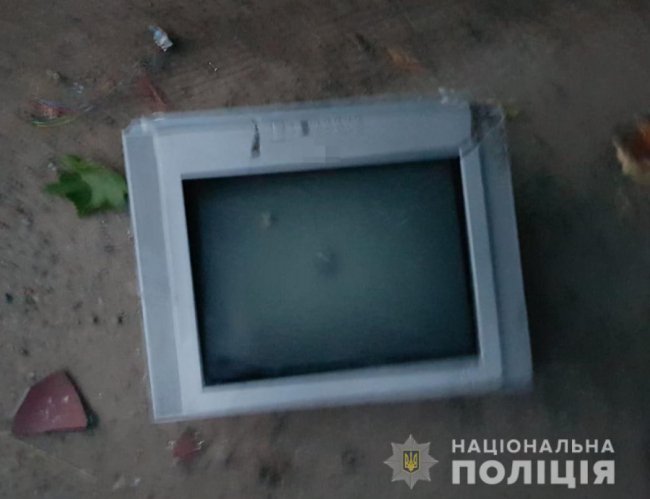 У Луцьку серед вулиці поліція затримала злодія з краденим телевізором в руках. ФОТО