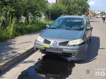 На Волині 45-річна водійка виїхала на бордюр та збила двох пішоходів