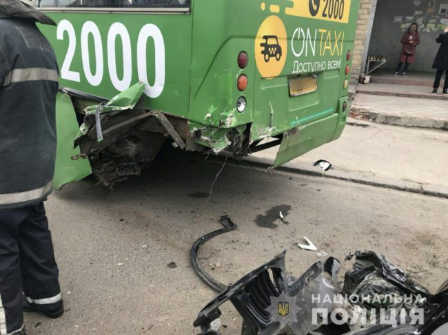BMW влетів у маршрутку: постраждали 6 людей. ФОТО