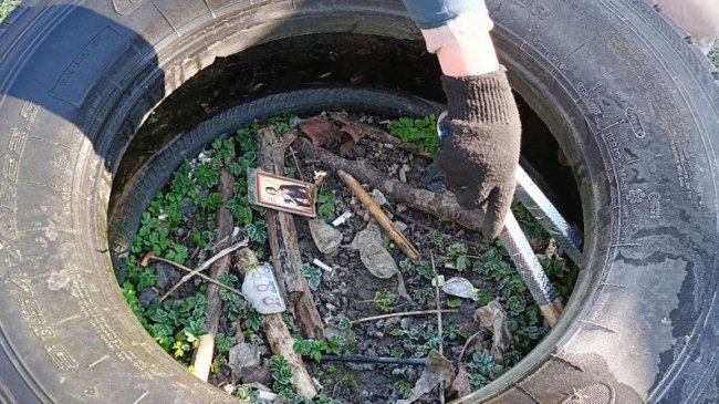 Іконки, щприц з невідомою речовиною і паспорт: луцька двірниця розповіла про знахідки під час прибирання. ВІДЕО