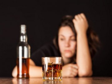 Мати замкнула вдома голодних та хворих дітей і пішла пиячити. ВІДЕО